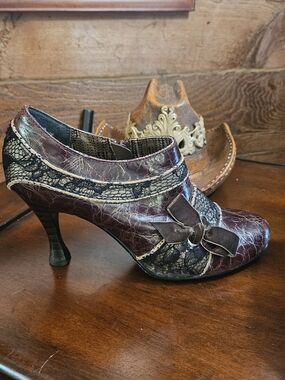 Vintage-Inspired Burgundy Lace Trim Heel with Bow Accent